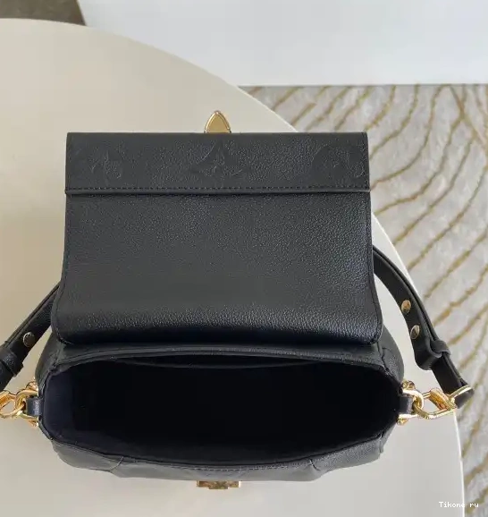 Affordable VUITTON FAVORITE LOUIS 0621